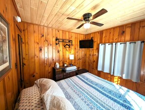 2 bedrooms, iron/ironing board, travel crib, free WiFi - 2BR 1BA Cabin #2 @ Riverside Point Resort (Park Rapids)