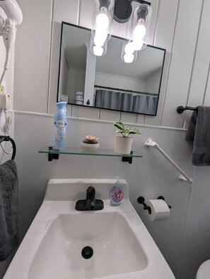 Hårføner og håndklær