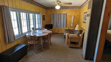 Tv, ett bordtennisbord och böcker