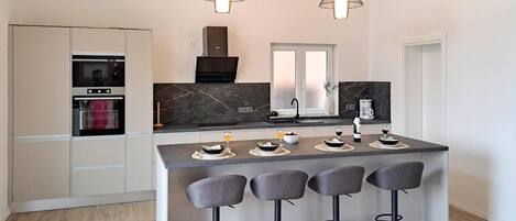 Køleskab, ovn, opvaskemaskine, kaffe-/temaskine