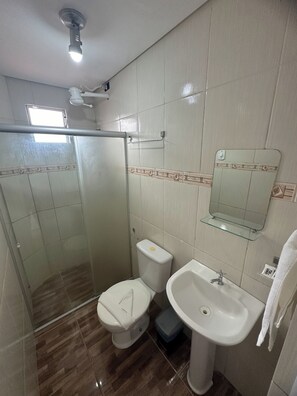 经济双人房 | 浴室 | 淋浴设施、毛巾、肥皂、卫生纸