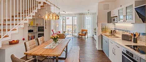 Kylskåp, mikrovågsugn, ugn och spishäll