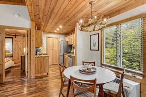 Dining - Lovely Condo in Downtown Blowing Rock (Blowing Rock)