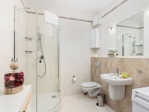 Douche, sèche-cheveux, serviettes fournies