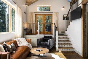 Smart-tv, eldstad, ett bordtennisbord och kontor