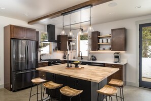 Kylskåp, mikrovågsugn, ugn och spishäll