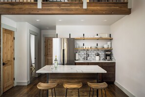 Kjøleskap, mikrobølgeovn, ovn og kokeplater