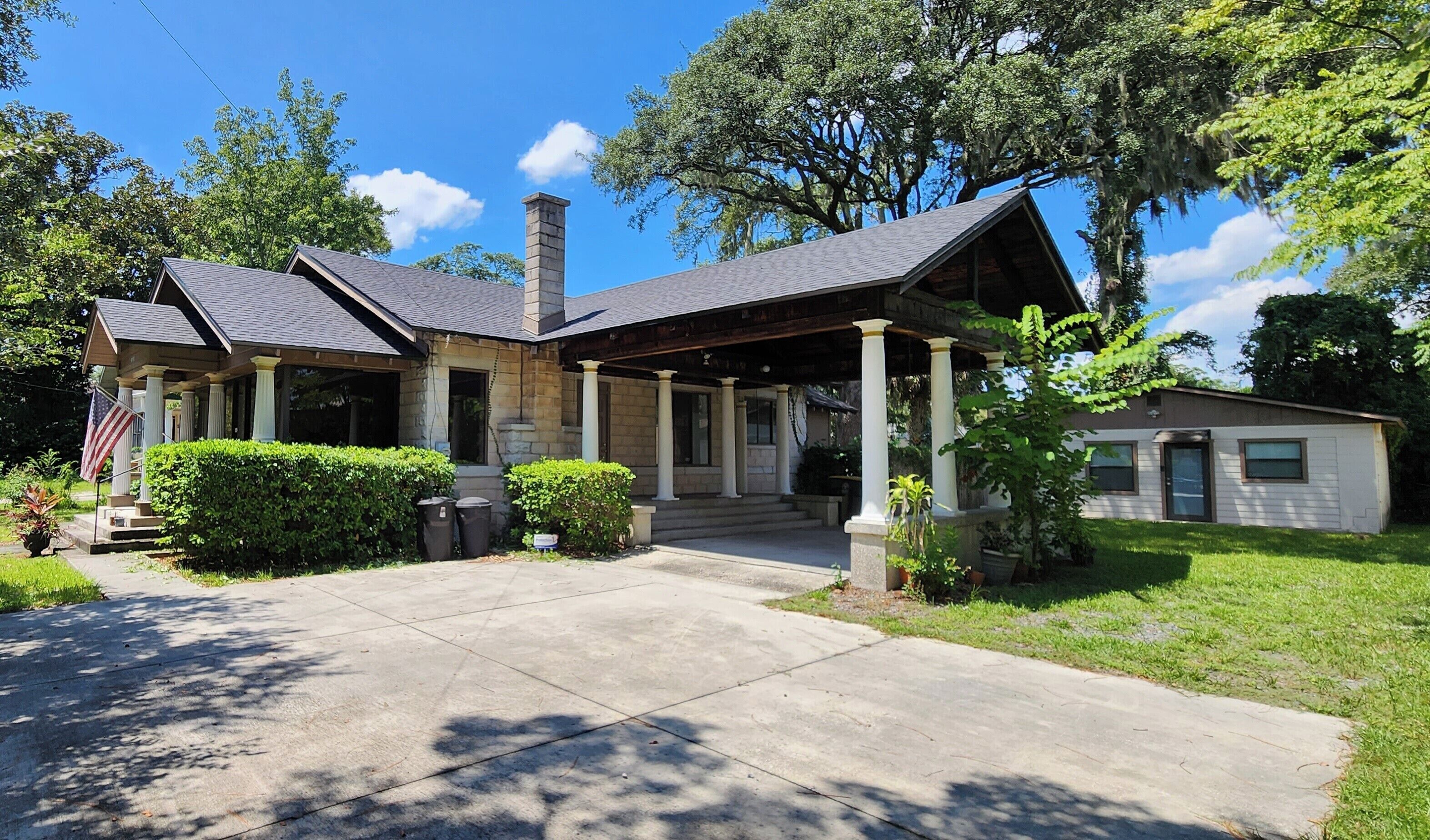House near historic Avondale district. Close to shops and attractions.