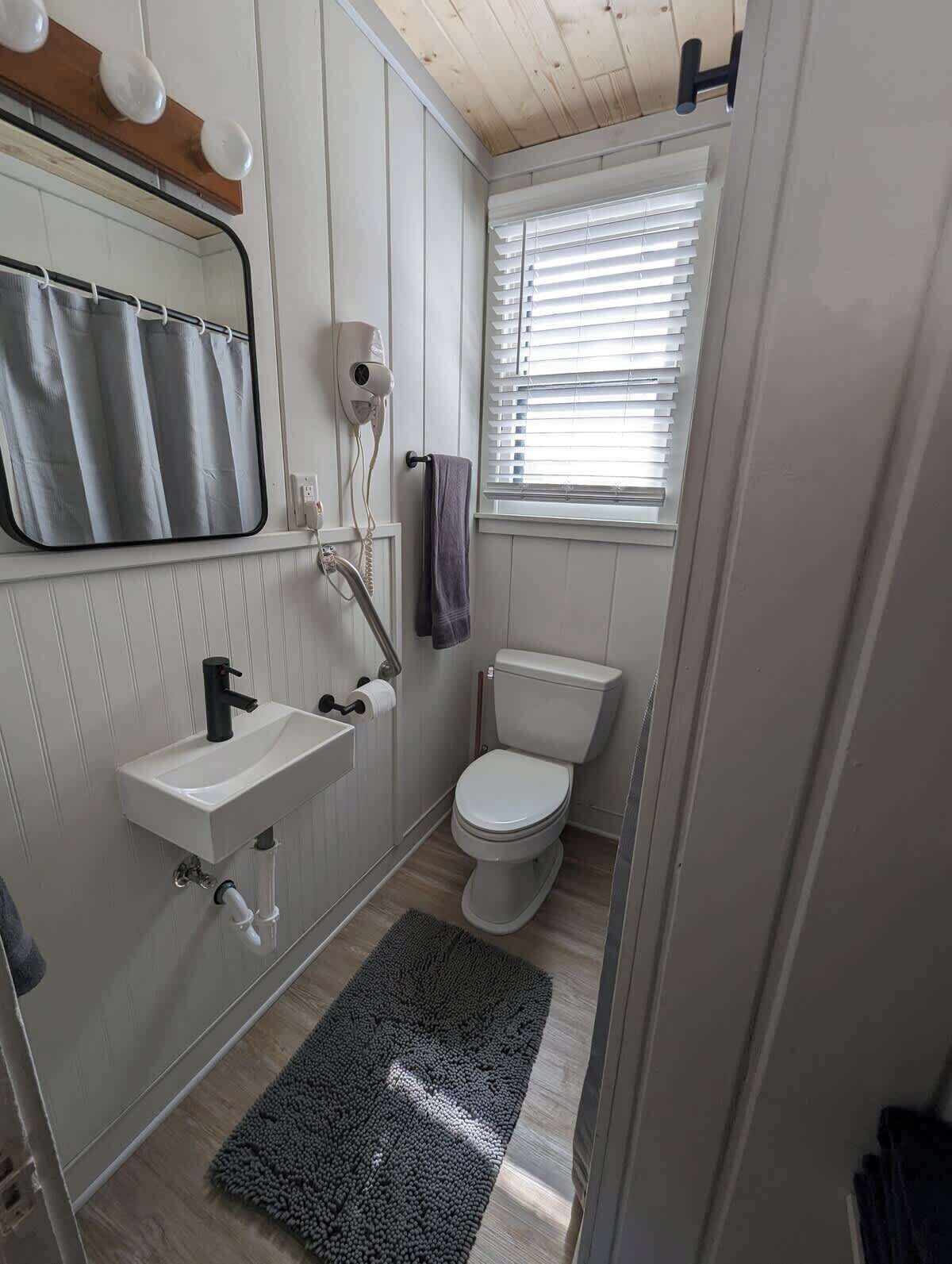 Sèche-cheveux, serviettes fournies