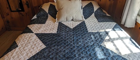 2 habitaciones, tabla de planchar con plancha y cuna de viaje