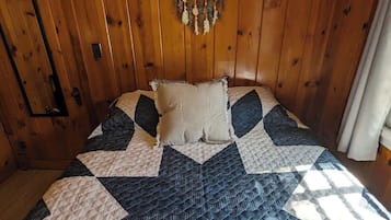 2 bedrooms, iron/ironing board, travel cot, free WiFi