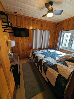 2 bedrooms, iron/ironing board, travel crib, free WiFi - 2BR 1BA Cabin #3 @ Riverside Point Resort (Park Rapids)