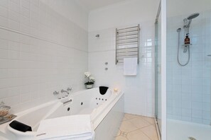 Jetted bath, hair dryer, towels, soap - Gateway to the Adelaide Hills. Modern apartment located in Crafers. (Crafers)
