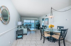 Dining - Discover the Epitome of Waterfront Living in this Stunning condo on Isla del Sol!~ (St Petersburg)