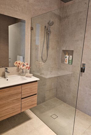 Douche, sĂšche-cheveux, serviettes fournies, savon