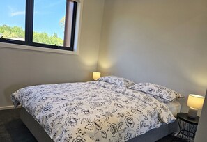 4 bedrooms, iron/ironing board, WiFi, bed sheets