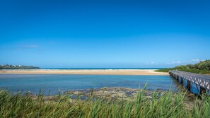 Una spiaggia nelle vicinanze