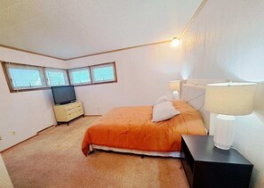 3 slaapkamers, een strijkplank/strijkijzer, wifi, beddengoed