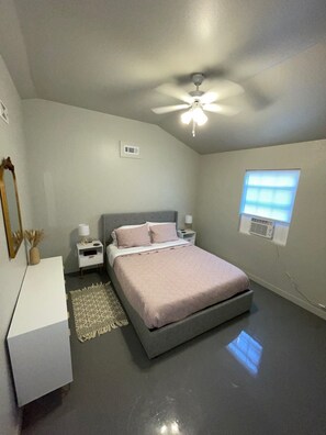 2 bedrooms, in-room safe, WiFi, bed sheets - Nate’s Place (Sallisaw)