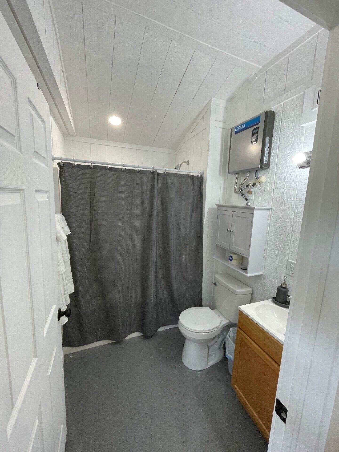 Secadora de cabello, toallas, jabón, papel de baño 