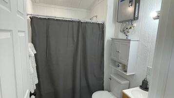 Secadora de cabello, toallas, jabón, papel de baño