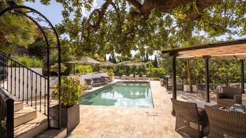 Een verwarmd zwembad