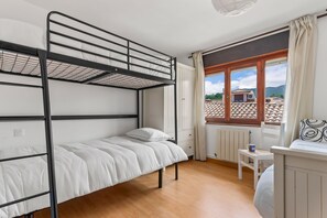 3 chambres, fer et planche à repasser, Wi-Fi gratuit, draps fournis