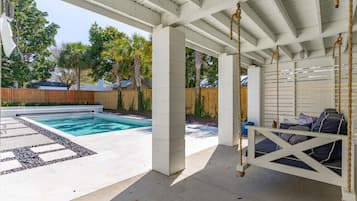 حمّام سباحة مُدفَّأ