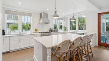 雪櫃、微波爐、焗爐、爐具