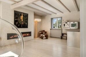 Une cuisine moderne dotée d’un four encastré, d’une fenêtre offrant une belle vue et d’une cheminée.
