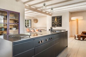 Een koelkast, een oven, een kookplaat, een vaatwasser