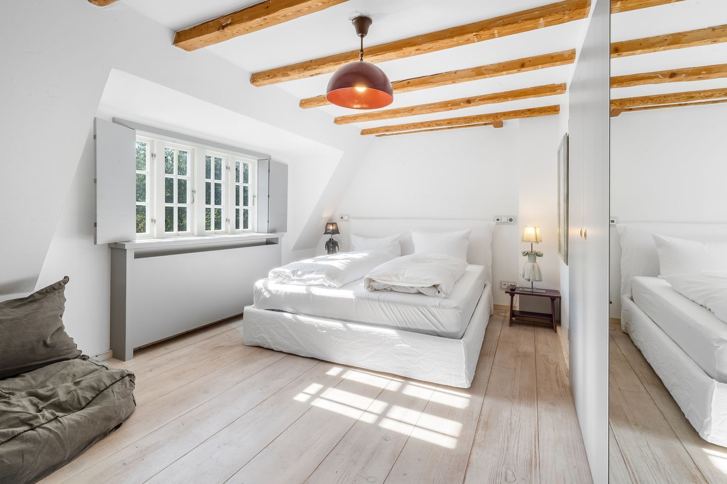 5 Schlafzimmer, Schreibtisch, Bügeleisen/Bügelbrett, WLAN