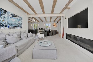 Un salon moderne avec un canapé, une table basse et des œuvres d’art.