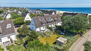 A coastal residential area with houses, a clear view of the sea, and a paved road. - Lighthouse 4 - Exklusiv. Modern. Hochwertig. Strandnah (Hörnum (Sylt))