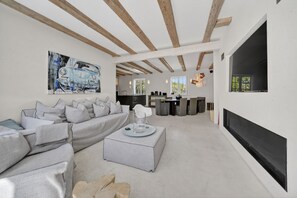 Ein modernes Wohnzimmer mit Sofa, Couchtisch und Kunstwerken.