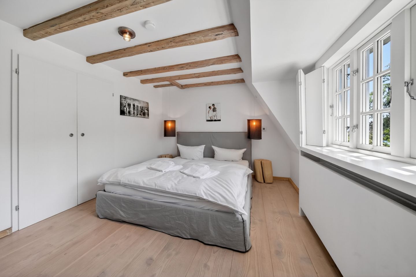 4 bedrooms, desk, iron/ironing board, WiFi