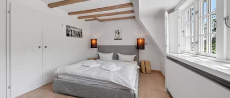 4 bedrooms, desk, iron/ironing board, WiFi