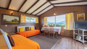 Classic Cottage, Lake View | In-room dining