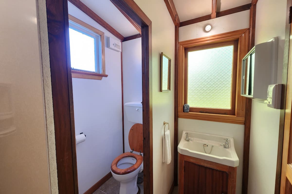 Classic-Chalet | Badezimmer | Haartrockner, Handtücher, Seife, Toilettenpapier