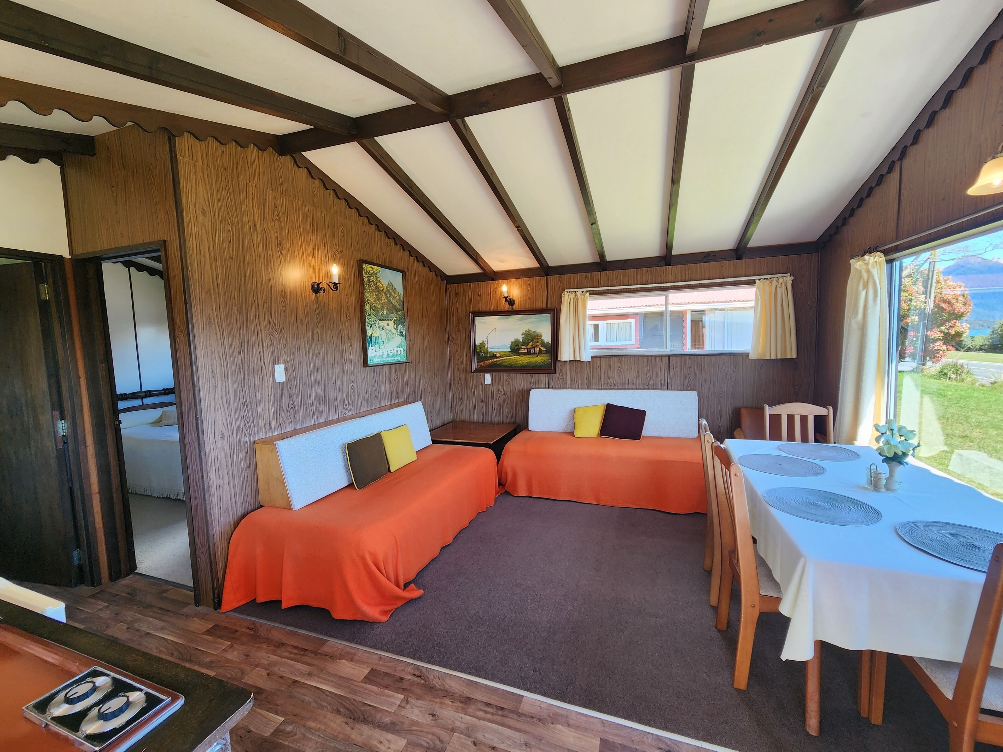 Classic Cottage, Lake View | Private kitchenette