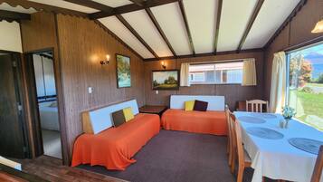 Classic Cottage, Lake View | Private kitchenette
