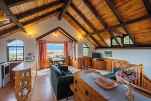 Classic Chalet | In-room dining - Manapouri Holiday Park (Manapouri)