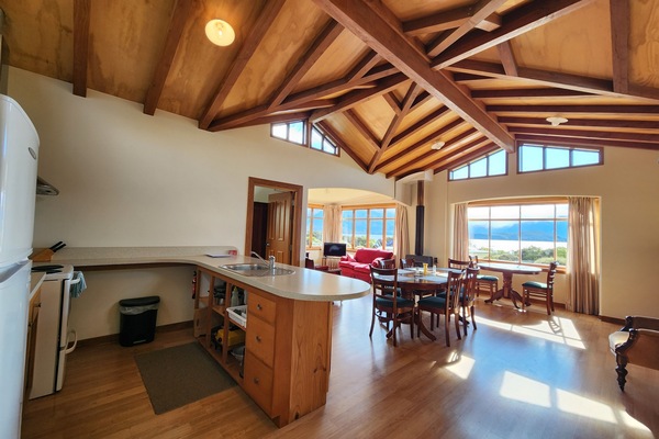 Panoramic Cabin, 3 Bedrooms, Balcony, Lake View | Living area