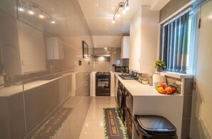 Kjøleskap, mikrobølgeovn, ovn og vannkoker