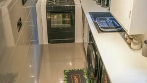 冰箱、微波炉、烤箱、电热水壶
