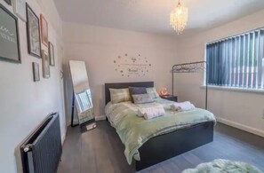 2 bedrooms, in-room safe, iron/ironing board, travel crib - Entire home in Nottingham (Radford)
