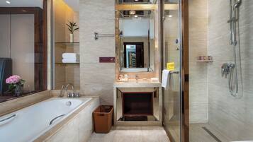 Un baño moderno con un espejo grande, una bañera, una ducha y un lavabo.