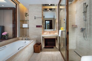 A modern bathroom with a large mirror, a bathtub, a shower, and a sink. - Fuqinglong Huatian Holiday Hotel (Shenzhen)
