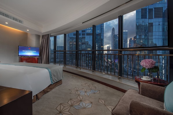 Suite Business, vistas a la ciudad | Caja fuerte, escritorio, espacio para trabajar con un portátil