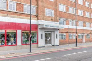 Exterior - Upscale West Kensington 1BR, near Shopping & Dining, by Blueground (London)